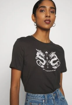 Even&Odd Hattie Mirrored Dragons Tee - T-Shirt Print - 801 - Anthracite 13 Even&Odd Hattie Mirrored Dragons Tee - T-Shirt Print - 801 - Anthracite -Damesmode 0bfbbb5a07384f34bb6d0611800c66fc