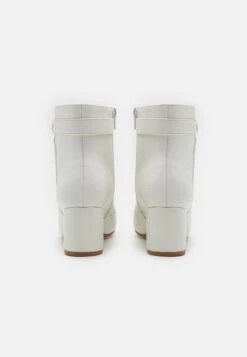 Wide Fit - Korte Laarzen - White -Damesmode 17c7d916626b42ea97932eec2f5dc501