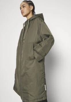 Marc O'Polo Coat Long Padded Fixed Hood Zipper Drawstring Waist - Parka - Olive Crop -Damesmode 25a62c9ca4b744d3829cf8aa948cc204