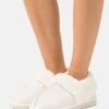 Pier One Pantoffels - White -Damesmode 2864e4084ba44a1bb33b5dc19bf72cc8