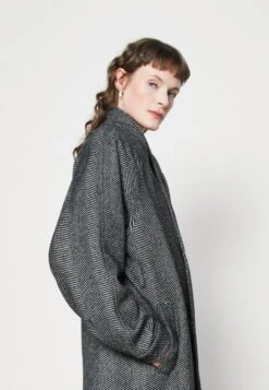 Gestuz Farren Coat - Mantel - Black/White -Damesmode 38d1ca97c4c044d1801280b582a49b06