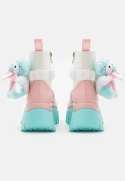 KOI FOOTWEAR Melanie Martinez Sweet Teddy Bear Platform Boots - Korte Laarzen - Blue/Pink/White 11 KOI FOOTWEAR Melanie Martinez Sweet Teddy Bear Platform Boots - Korte Laarzen - Blue/Pink/White -Damesmode 4b80000437fe49128bbe5fd8d98b6074