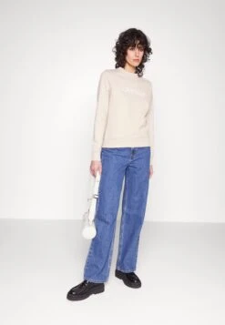 Calvin Klein Core Logo - Sweater - White Clay -Damesmode 4d9c625b106a42c5bb84c79b7b1ea8c9