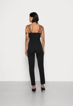 Wal G Nikita Cut Out - Jumpsuit - Black -Damesmode 523f9beaa4bf46c587d614163cad1190