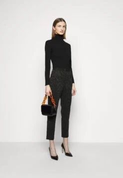 MAX & Co. Manama - Trui - Black 11 MAX & Co. Manama - Trui - Black -Damesmode 56d6443e35474005892be2efd15f42b5