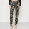 JUST CAVALLI Super Trousers Pocket - Straight Leg Jeans - Honey Mustard 1 JUST CAVALLI Super Trousers Pocket - Straight Leg Jeans - Honey Mustard -Damesmode 64d08b0c07a84fb9a6ca3a27f73f4364