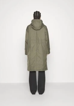 Marc O'Polo Coat Long Padded Fixed Hood Zipper Drawstring Waist - Parka - Olive Crop -Damesmode 6891794f3bf4452a9d6a61ad7079317f