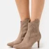Anna Field Enkellaarsjes Met Hoge Hak - Taupe 1 Anna Field Enkellaarsjes Met Hoge Hak - Taupe -Damesmode 6a0c670a6ddd4b1a800dc2ddc78681fe