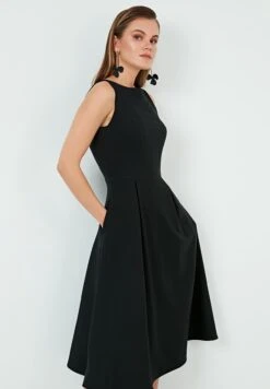 LELA Crew Neck Pleated Midi - Cocktailjurk - Black 8 LELA Crew Neck Pleated Midi - Cocktailjurk - Black -Damesmode 6e9ae0d79729410a8c52ceeb2264a85a