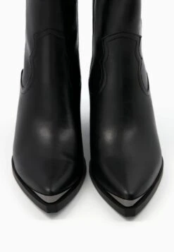 BERSHKA Heeled With Metallic Toe - Cowboy-/Bikerlaarsjes - Black -Damesmode 6fbcc5314b574281900be90033f9a50b