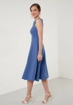 LELA Crew Neck Pleated Midi - Cocktailjurk - Indigo -Damesmode 7187f531871d4180b95ff0ebec18d0d6