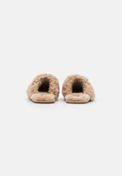 Ugg Maxi Curly Slide - Pantoffels - Sand -Damesmode 7a5c0c81c53845faaf6e05c68bd00159