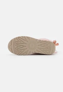 Ugg Bailey Bow - Korte Laarzen - Rose Grey 12 Ugg Bailey Bow - Korte Laarzen - Rose Grey -Damesmode 857181c7b1784fbfa63f3d1f9166b934