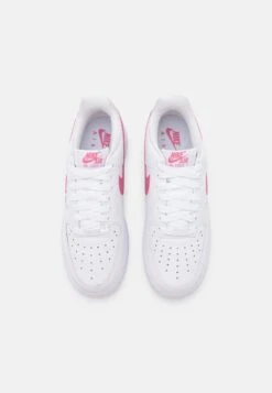 Nike Sportswear W Air Force 1 07 Ess Trnd - Sneakers Laag - White/Desert Berry -Damesmode 87301f0977bd4de993421f7daecdfbff