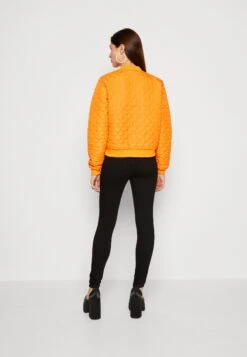 Noisy May Nmvivi- Bomberjacks - Vibrant Orange -Damesmode 904cb314623d43ab96b554a2d22b95ac