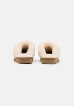 Ugg Cozy - Pantoffels - Cream 11 Ugg Cozy - Pantoffels - Cream -Damesmode b5571a74f6324f21a1659713442b57c9