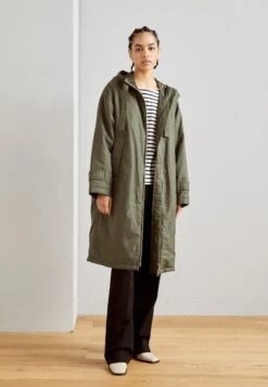 Marc O'Polo Coat Long Padded Fixed Hood Zipper Drawstring Waist - Parka - Olive Crop -Damesmode b68bc2976e10466887511b84a6f2f820