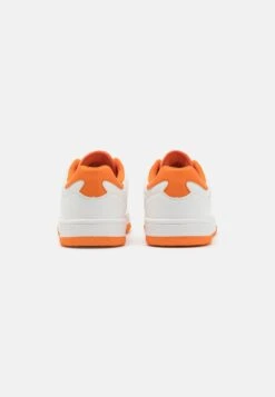 Sneakers Laag - White/Orange -Damesmode b768a6b6e70c4437b497c334a5073b87