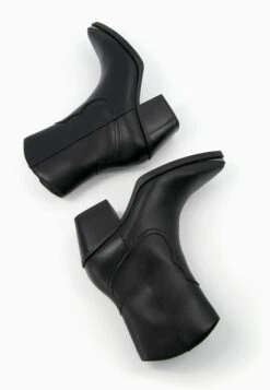 BERSHKA Heeled With Metallic Toe - Cowboy-/Bikerlaarsjes - Black -Damesmode c1128abf442a45fb9d9131dd02219a12