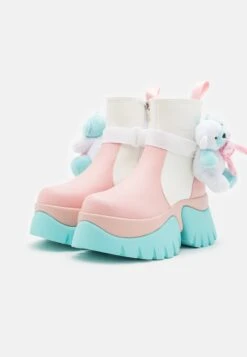 KOI FOOTWEAR Melanie Martinez Sweet Teddy Bear Platform Boots - Korte Laarzen - Blue/Pink/White 10 KOI FOOTWEAR Melanie Martinez Sweet Teddy Bear Platform Boots - Korte Laarzen - Blue/Pink/White -Damesmode c1a669c57b2b40fba289021b1425f5ac