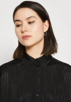 Monki Blousejurk - Black Jaquard -Damesmode d35e4ded7d9d4d5c8bda640341787a43