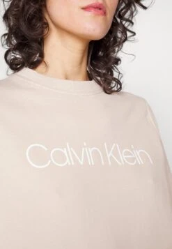 Calvin Klein Core Logo - Sweater - White Clay -Damesmode e2fb8b80416444bc975899181f11277c