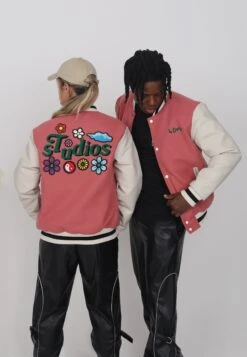Lamar Varsity Jacket Unisex - Imitatieleren Jas - Coral 15 Lamar Varsity Jacket Unisex - Imitatieleren Jas - Coral -Damesmode f9223cf371024af5a65b6533f93273a1