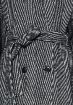 Gestuz Farren Coat - Mantel - Black/White -Damesmode fb209bbdc35d4e69a82cea917386e7ef